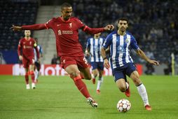 Joel Matip og Mehdi Taremi eigast við í leik Liverpool og Porto í Meistaradeildinn fyrir …