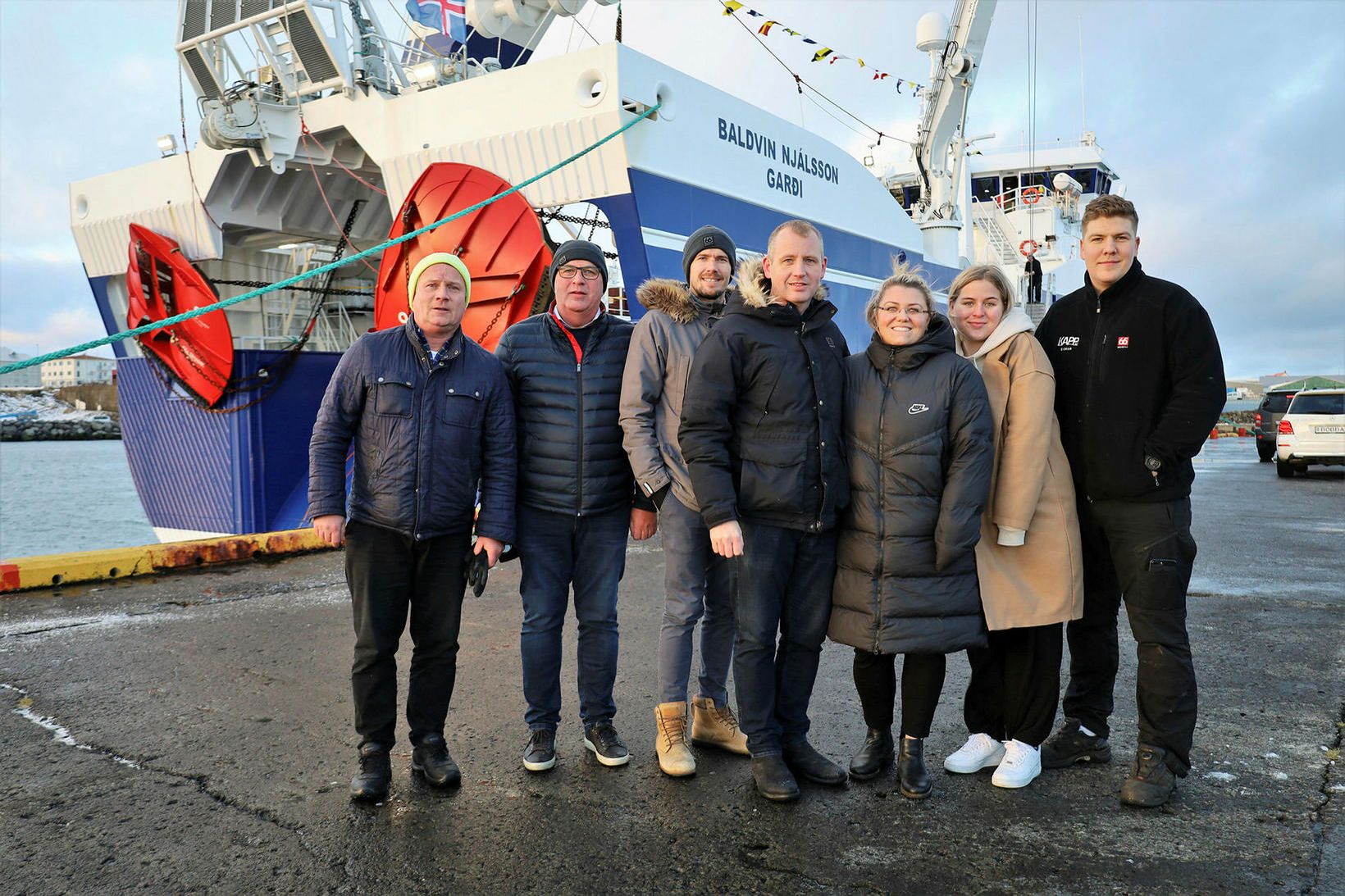 Tóku ánægð á móti Baldvini Njálssyni á bryggjunni í Keflavík …