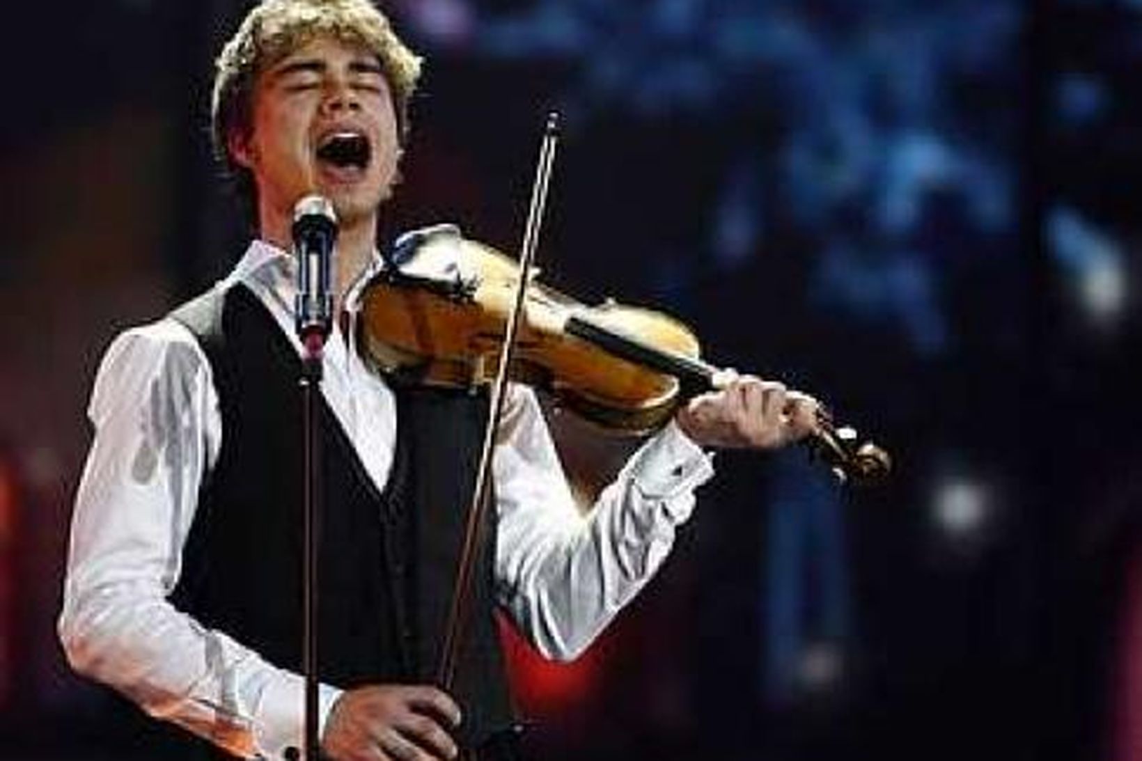 Alexander Rybak með fiðluna sína.