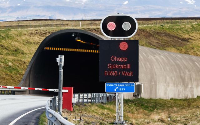 Hvalfjarðargöng eru lokuð á meðan er verið að draga bíl úr göngunum.