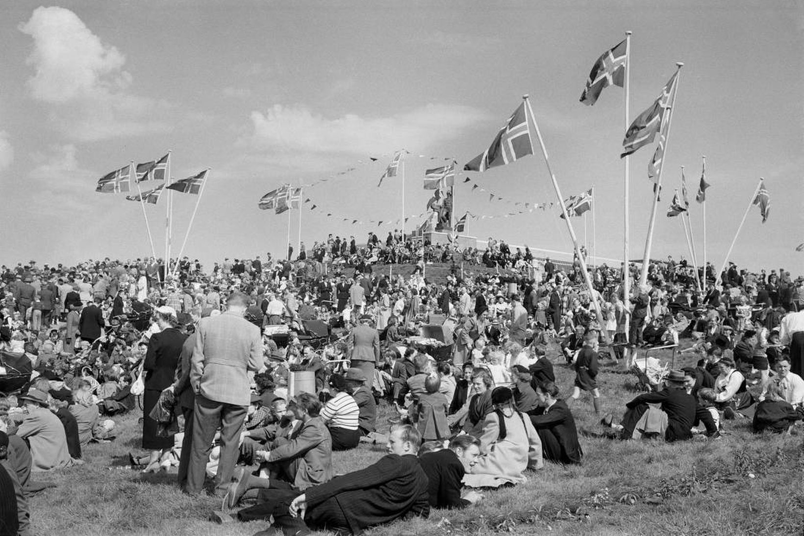 Þjóðhátíðardagurinn haldinn hátíðlegur á Arnarhóli 1953.