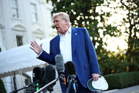 Donald Trump Bandaríkjaforseti fyrir framan Hvíta húsið í Washington-borg áður en hann lagði af stað …