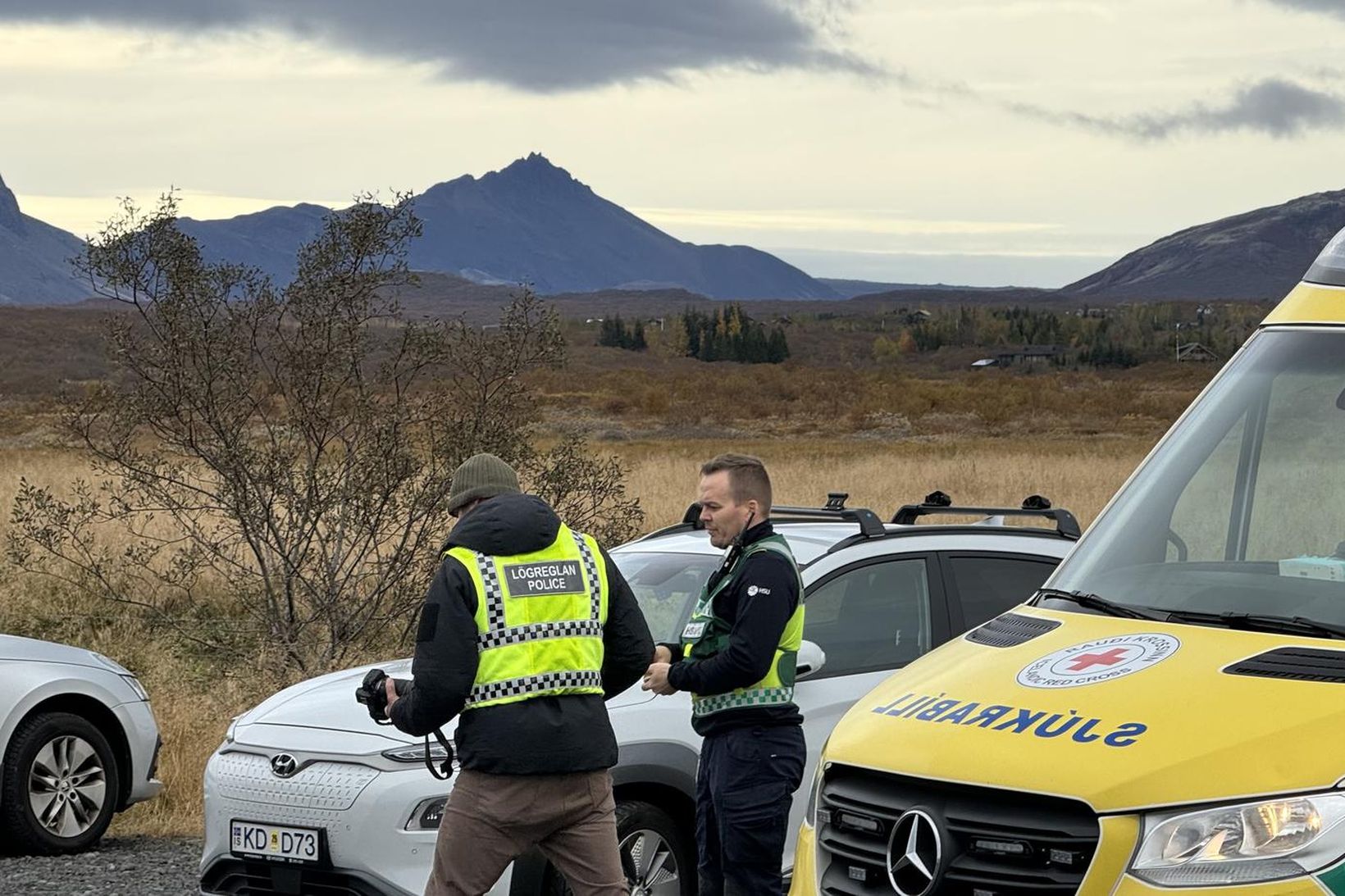 Lögregla, sjúkrabifreiðar og björgunarsveitir eru á vettvangi. Auk þess voru …