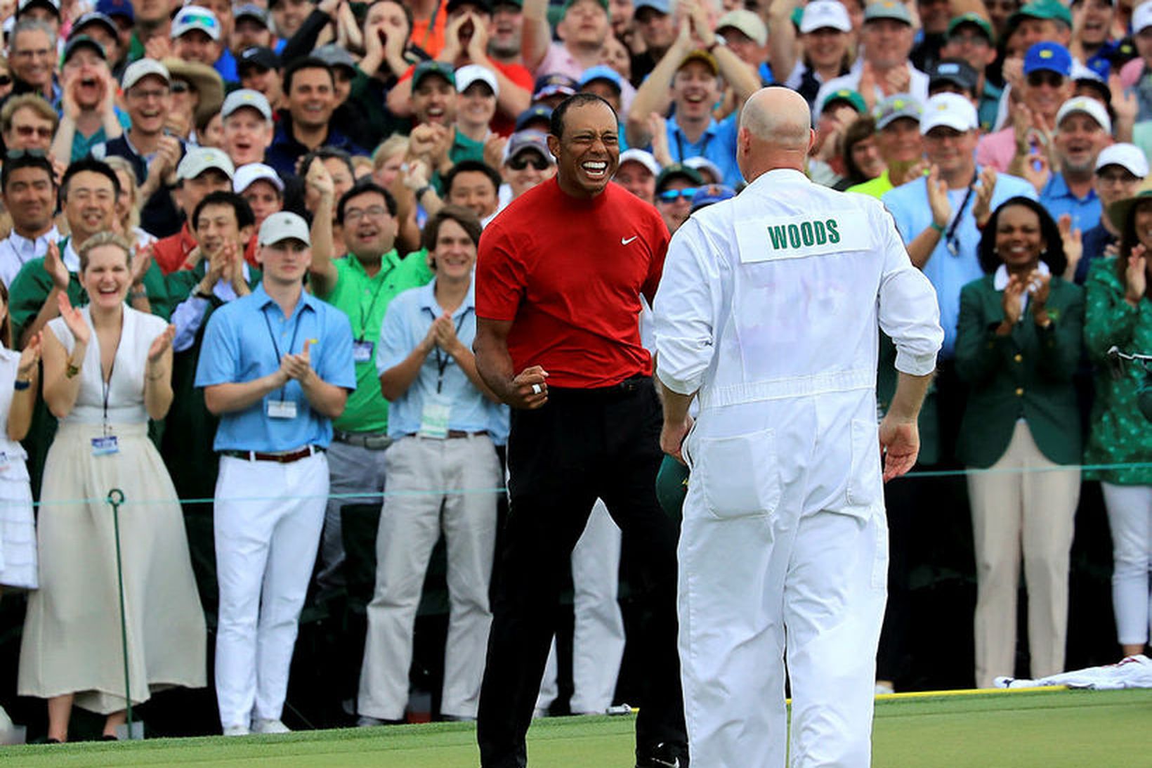 Tiger Woods fagnar sigri á Masters.