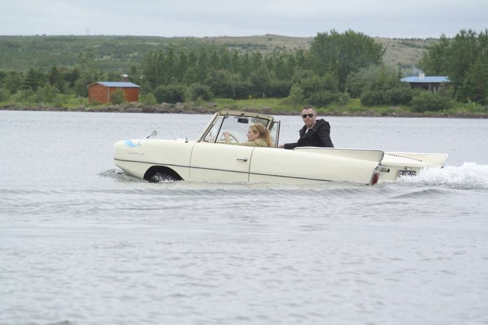 Það var mikill heiður fyrir blaðamann að fá að prófa vatnabílinn undir leiðsögn Árna Páls.