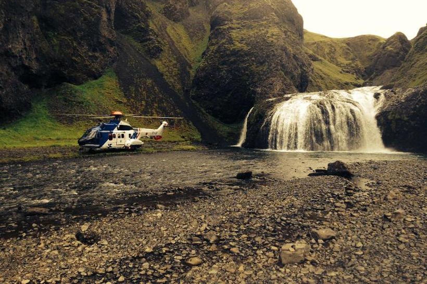 Frá Stjórnarfossi. Þyrla Landhelgisgæslunnar lenti við erfiðar aðstæður.