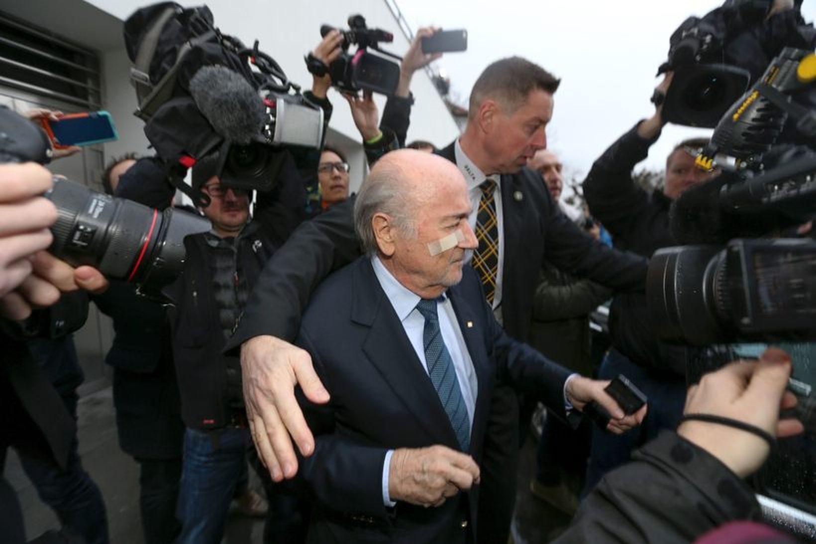 Sepp Blatter kemur til blaðamannafundar í Zürich sem haldinn var …