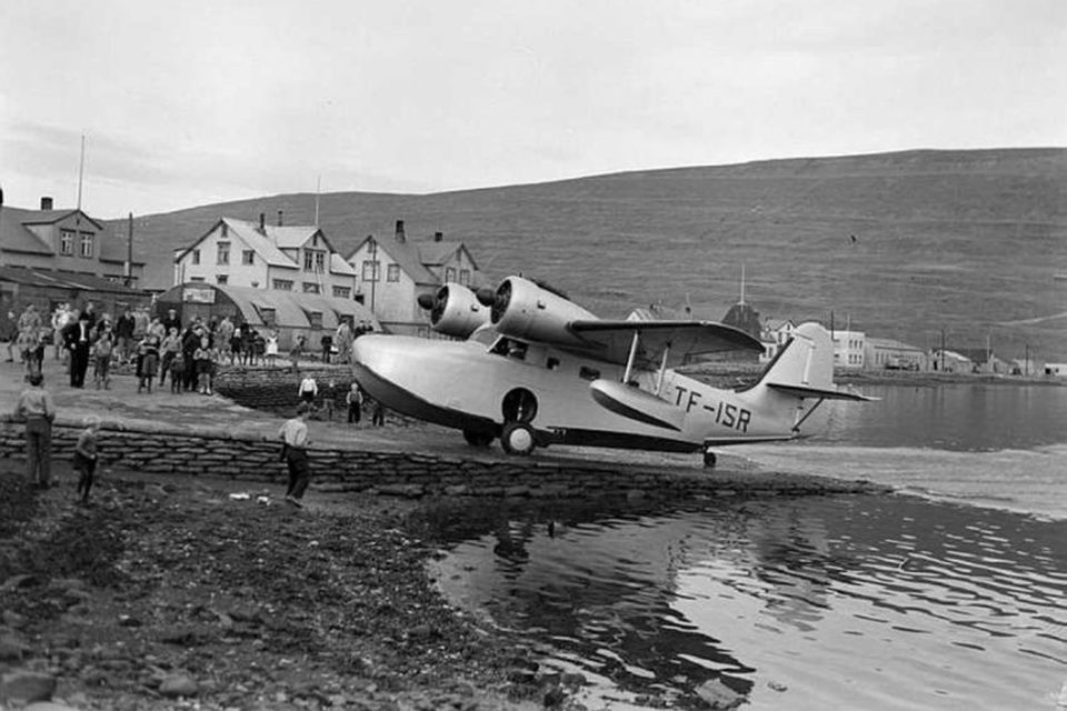 Gruman Goose-flugbátur Flugfélags Íslands á flugplaninu við Strandgötu 35 árið 1948.