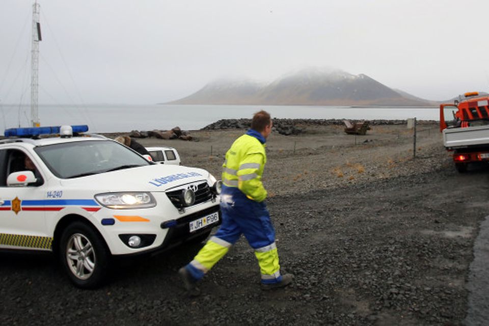 Lögregla hafði eftirlit með aðgerðum í Kolgrafafirði.