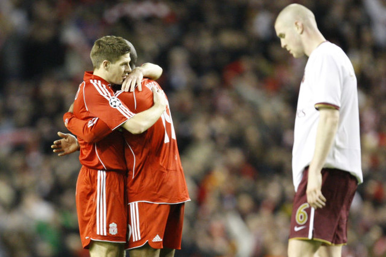 Steven Gerrard faðmar Ryan Babel en Philippe Senderos varnarmaður Arsenal …