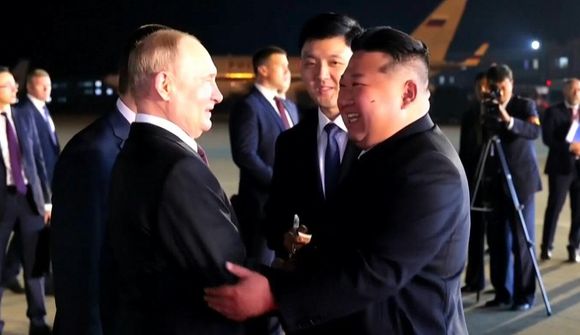 Pútín og Kim Jong Un skrifa undir varnarsamning