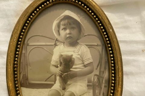 Little Knud died of tuberculosis at the age of only five. His father, the poet Jóhann Jónsson, never knew he had a child.