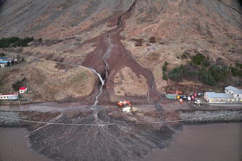 Aurnum úr Eyrarhlíð er mokað út í sjó.