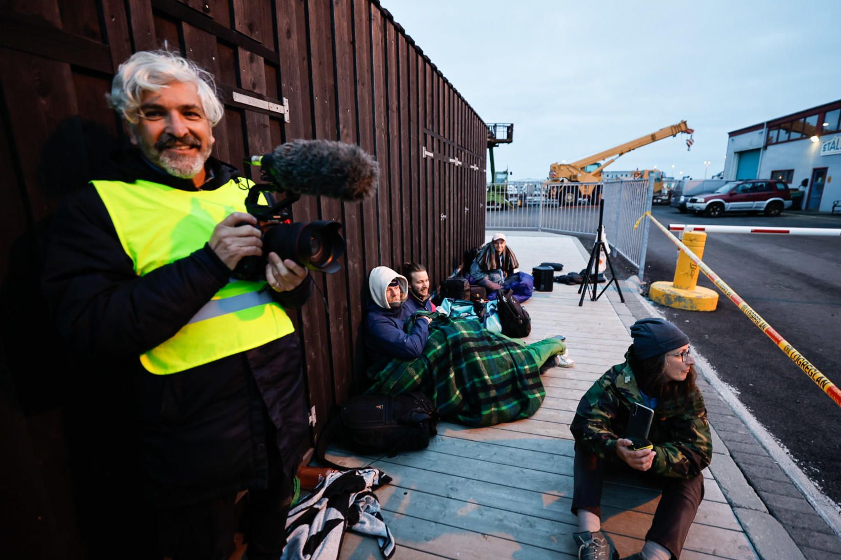 Stuðningsfólk aðgerðasinna eyddu nóttinni á bryggjunni við Reykjavíkurhöfn.