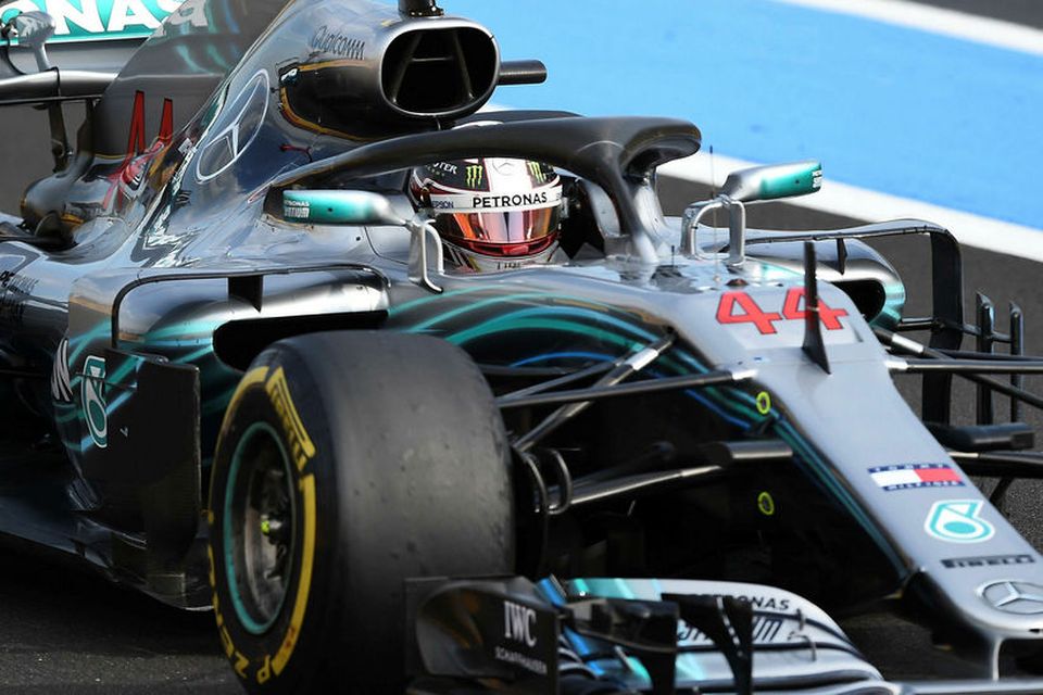 Lewis Hamilton ekur sigri hrósandi yfir markið í Le Castellet.