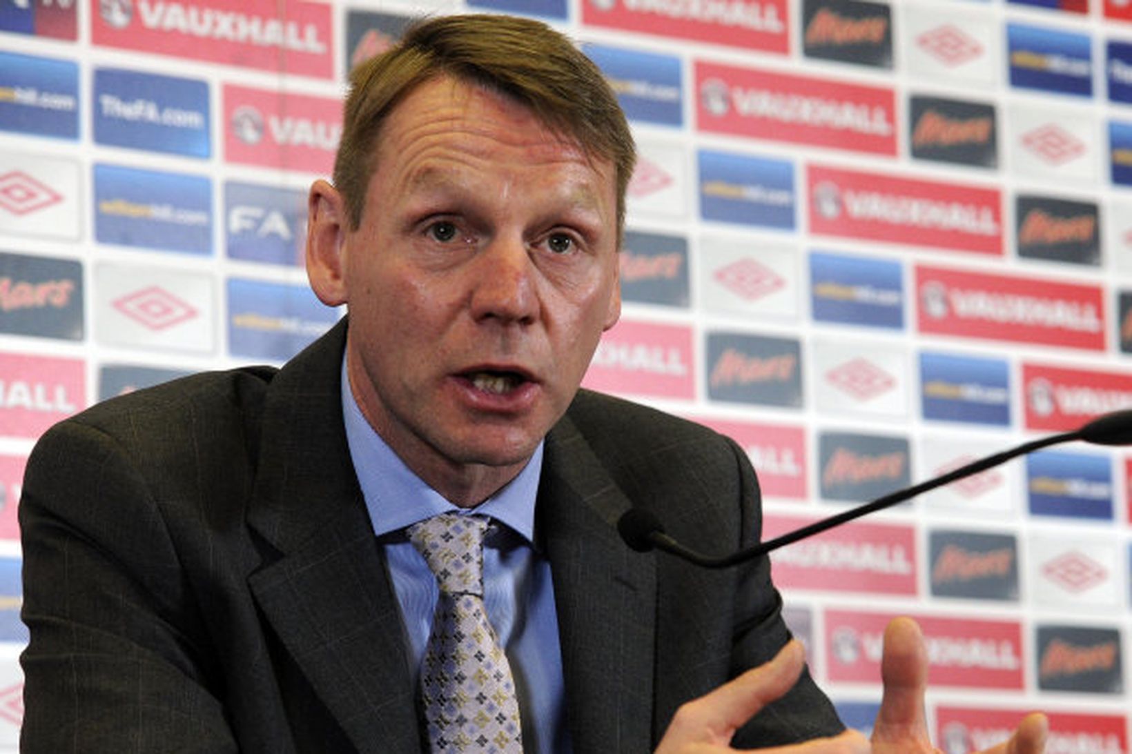 Stuart Pearce á fréttamannafundinum í dag.