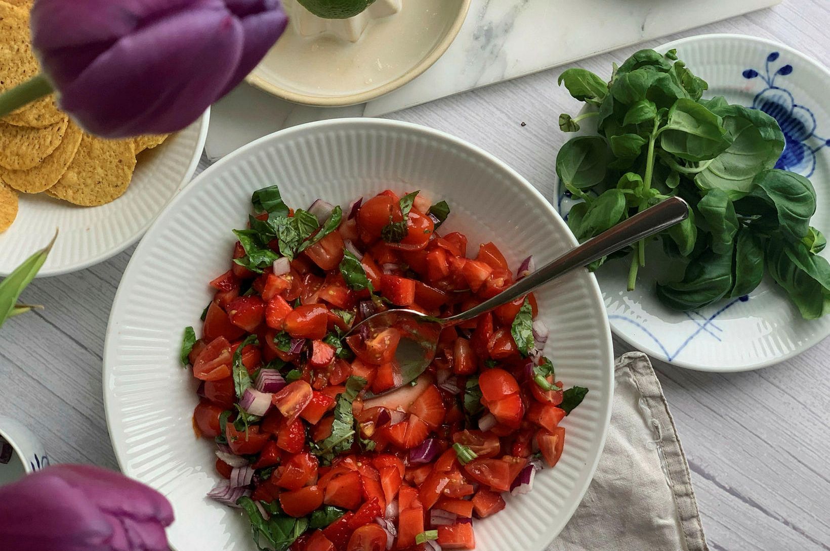 Jarðarberja- og basilíku-tómatasalsa sem gerir grillmatinn betri 