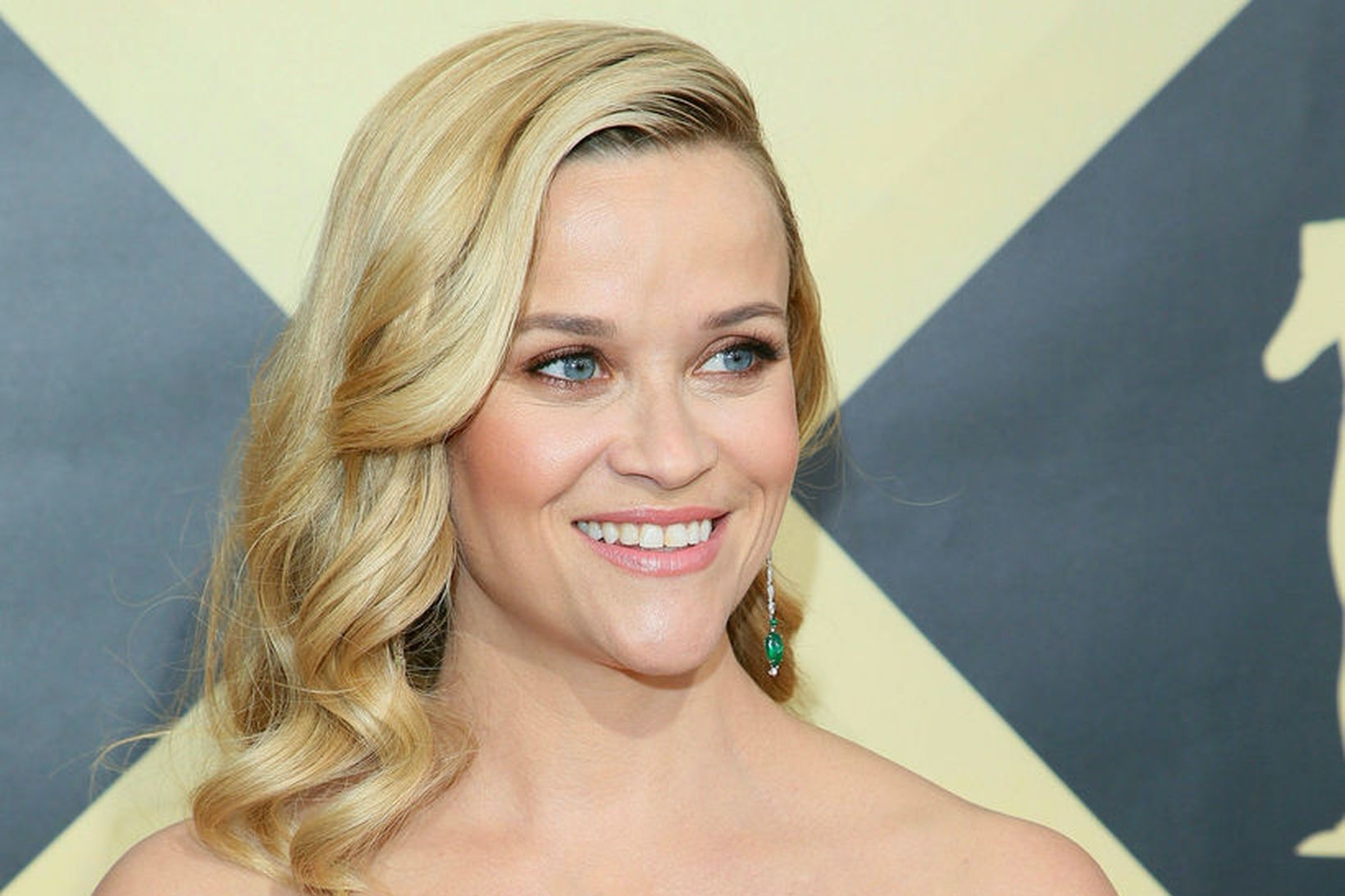 Reese Witherspoon stytti ljósu lokkana fyrir sumarið.