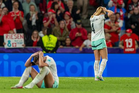 Karólína Lea Vilhjálmsdóttir og Glódís Perla Viggósdóttir voru vonsviknar eftir tapið gegn Sviss.