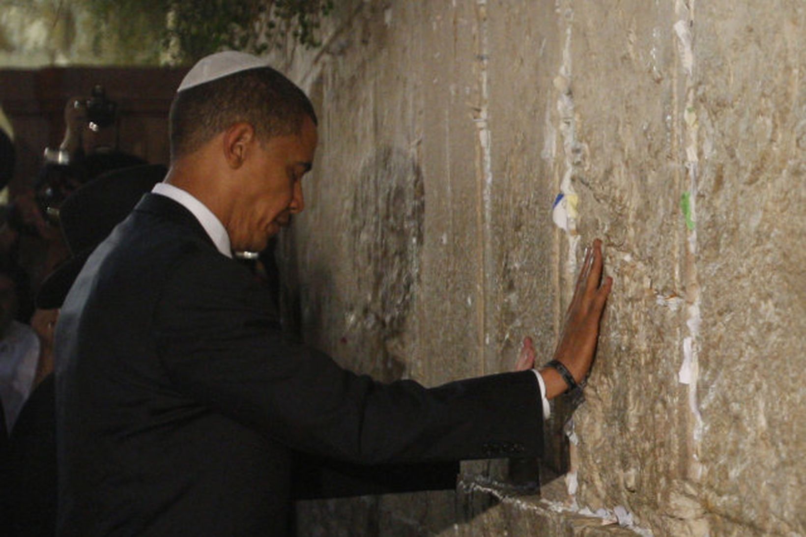 Barack Obama við Grátmúrinn.