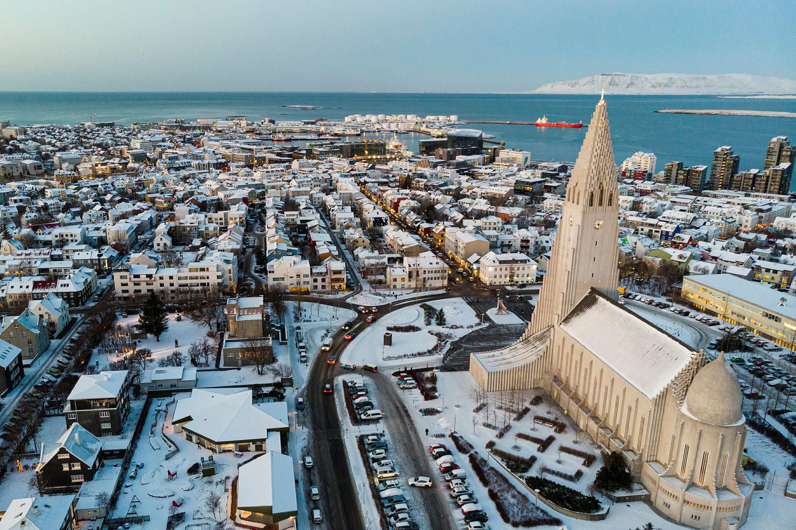 Mennirnir sátu og drukku á bar í miðbæ Reykjavíkur en …