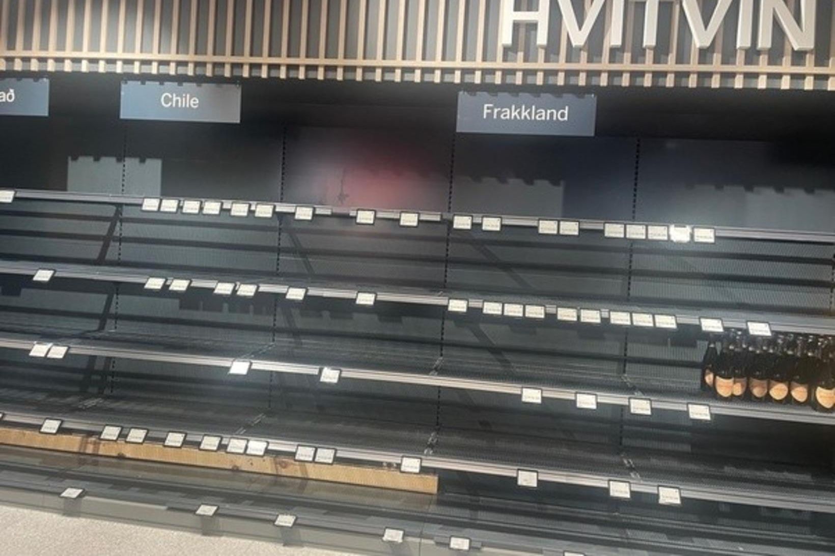 Hvítvínslaust var við komuna til landsins.