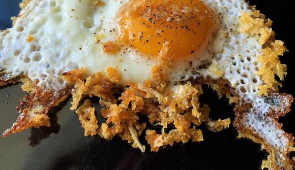 Stökk parmesan egg í morgunmat