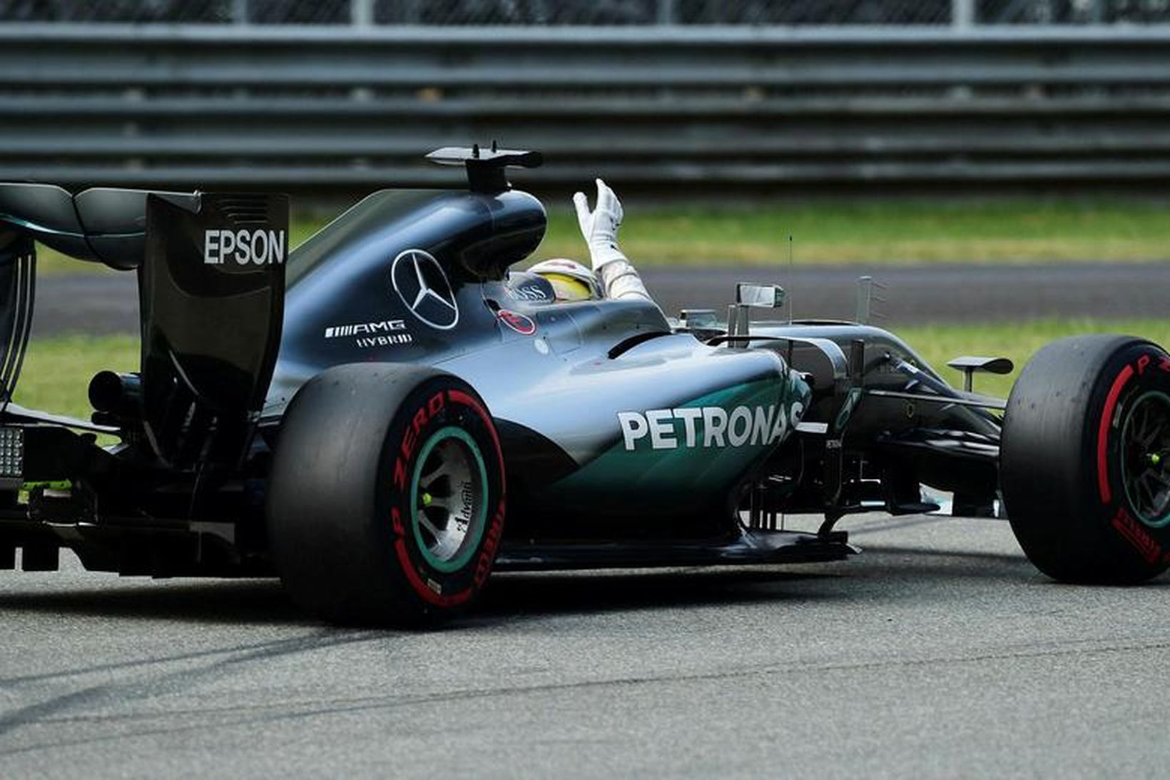 Lewis Hamilton fagnar ráspólnum í Monza.