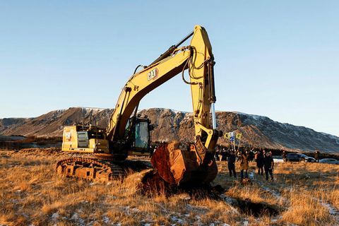 Áætlaður kostnaður við byggingu brúarinnar og tengda vegi er í heild sinni 14,3 ma.kr., þar …