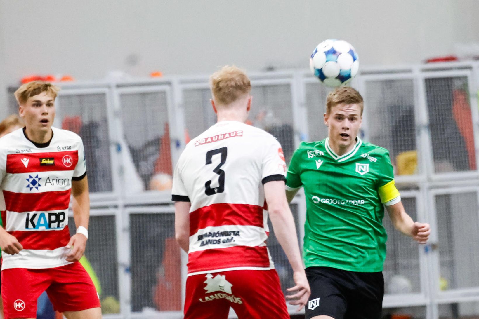 Tómas Bjarki Jónsson fyrirliði Njarðvíkur skallar frá í Kórnum í …