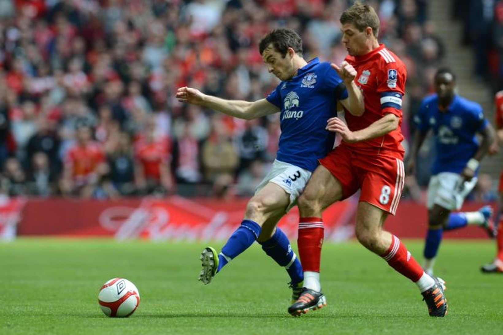 Leighton Baines í leik með Everton gegn Liverpool.