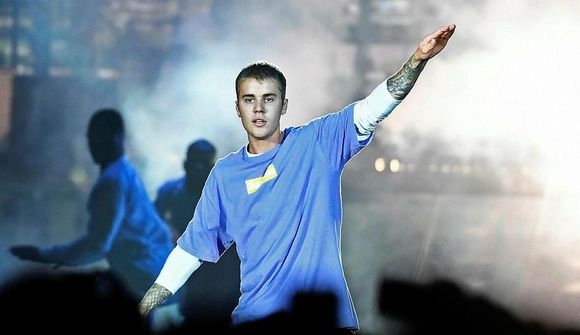 Bieber velur á milli herfilegra jakkafata