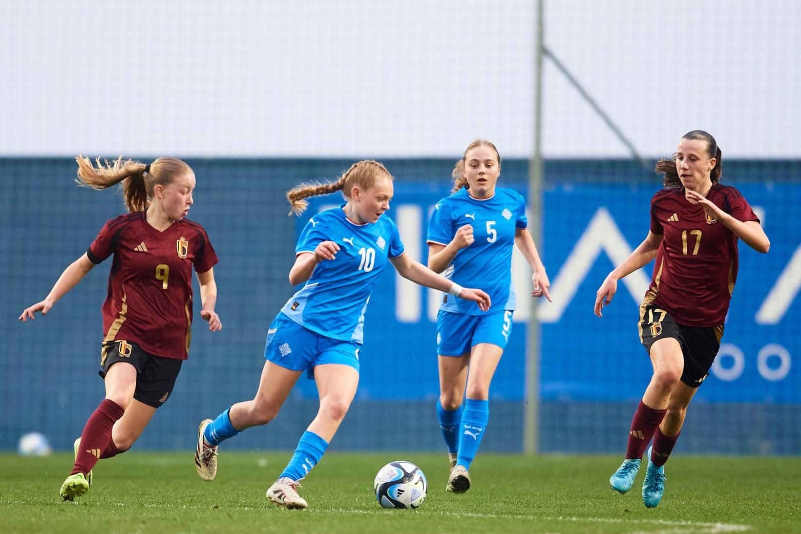 Rebekka Sif Brynjarsdóttir og Anna Heiða Óskarsdóttir í leik Íslands …