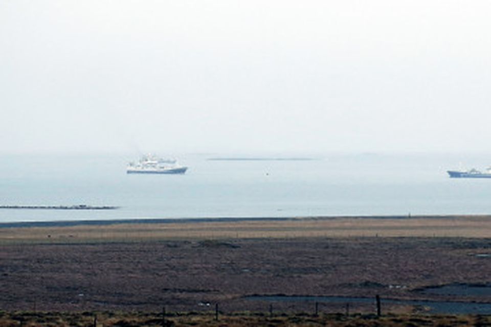 Rúmlega tíu síldveiðibátar biðu fyrir utan fjörðinn.