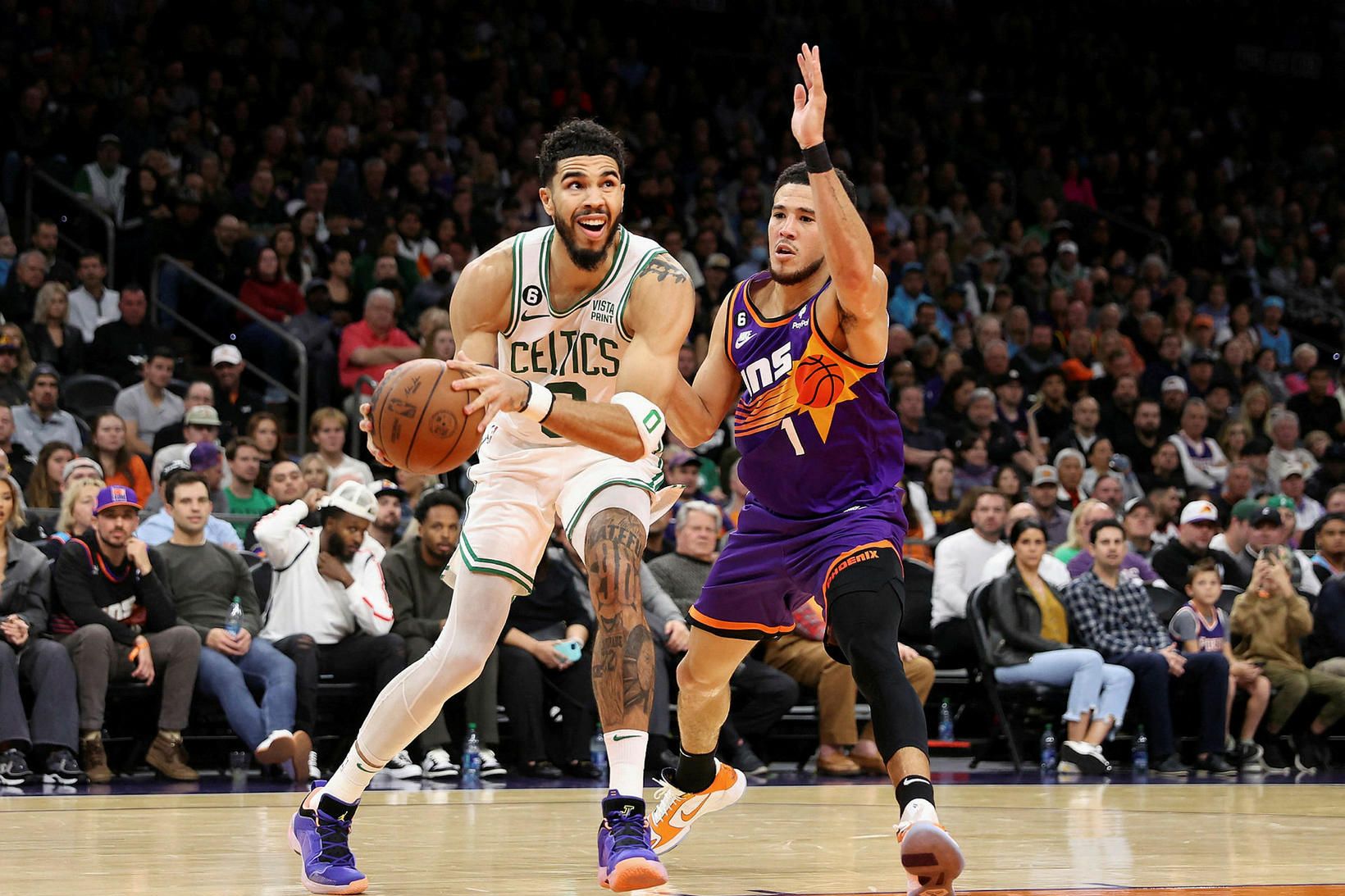 Jayson Tatum sækir að Devin Booker í nótt.