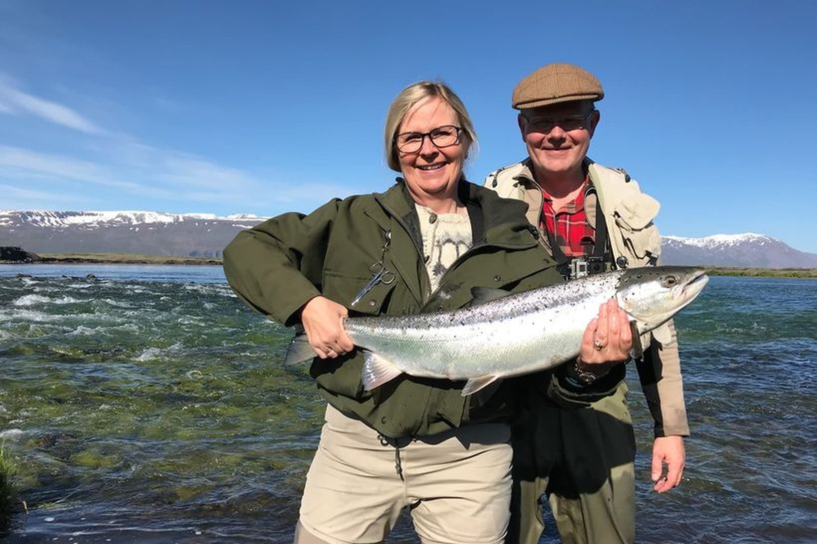 Halla Bergþóra Björnsdóttir með fyrsta laxinu úr Laxá í Aðaldal …