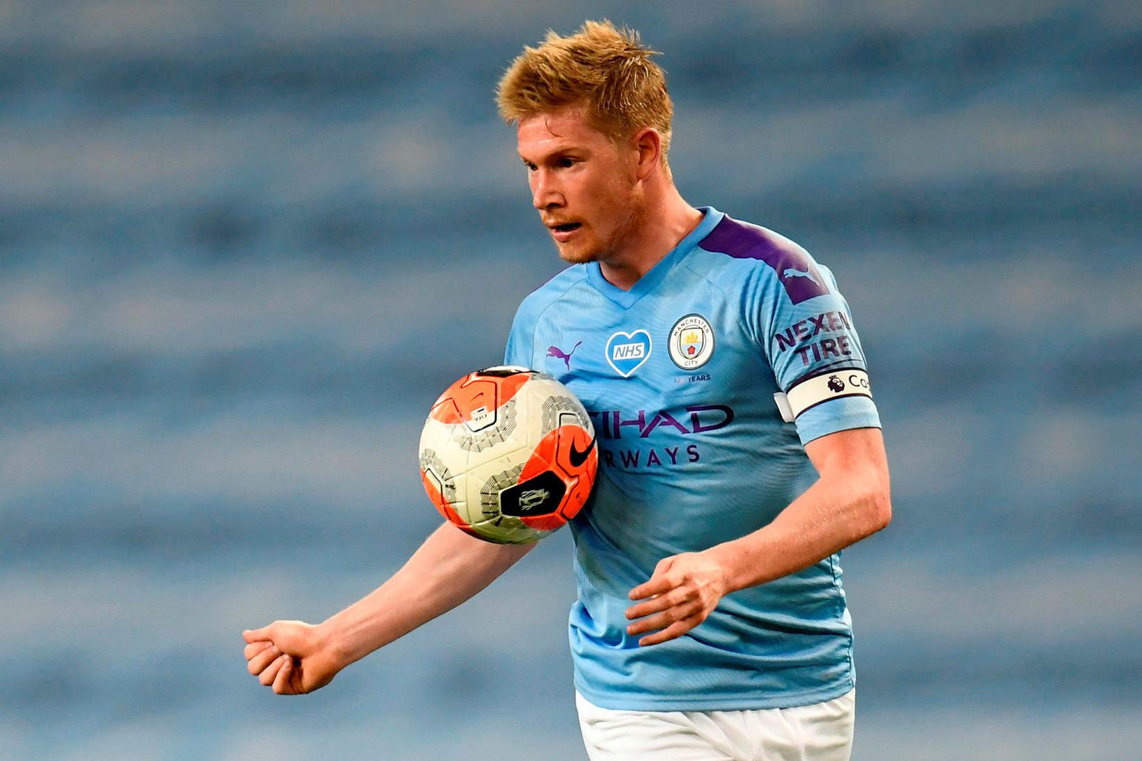 Kevin De Bruyne með boltann í leiknum við Liverpool í …