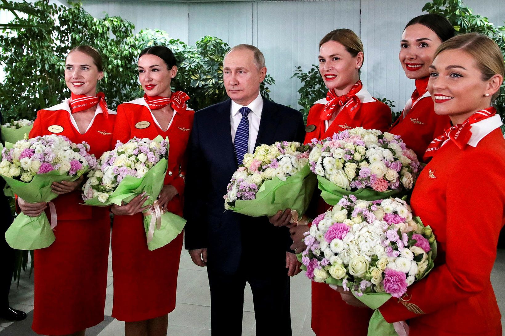 Forsetinn með starfsmönnum Aeroflot í dag.