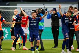 Anton Kralj fagnar bikarsigrinum á Laugardalsvellinum.