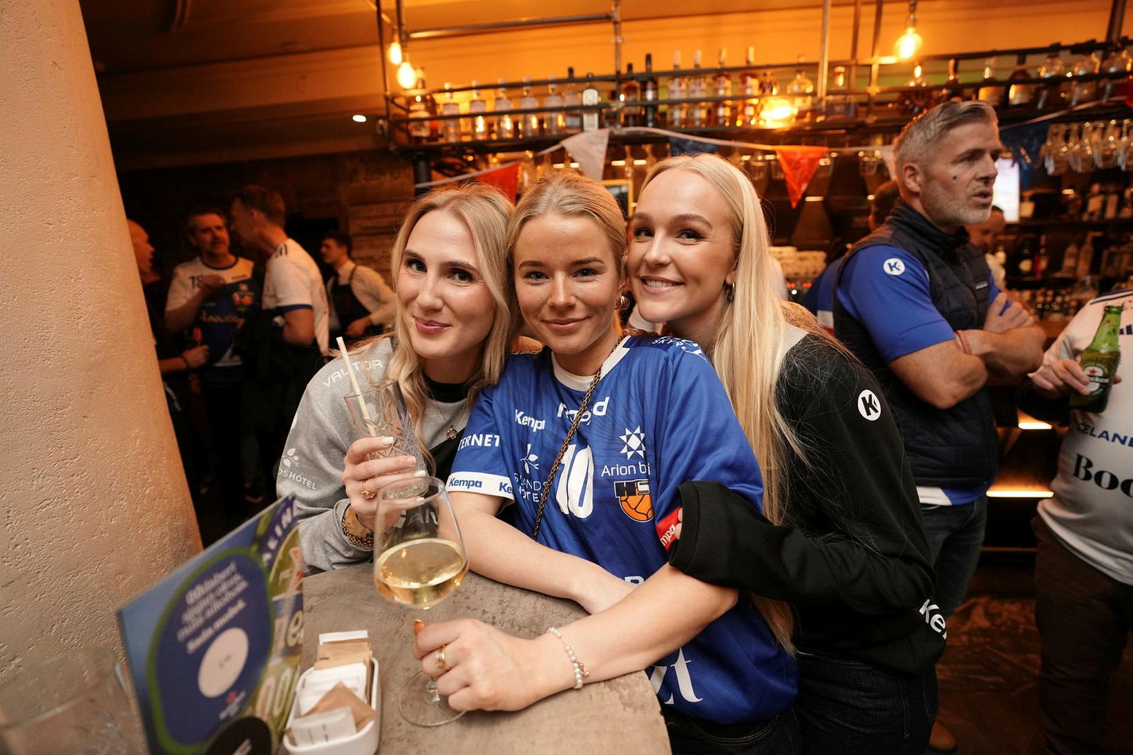 Jenný Fjóla, til hægri, hitaði vel upp í miðborg Zagreb …