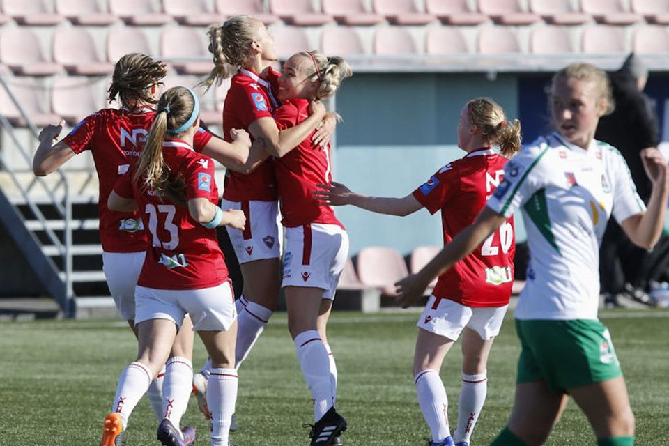 Valskonur fagna eftir að Málfríður Erna Sigurðardóttir kom liðinu í 2:0 gegn Blikum í dag.