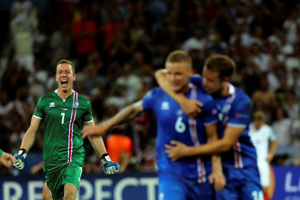 Ísland vann England 2:1 í Nice. Hannes Halldórsson fagnar sigrinum, í forgrunni Ragnar Sigurðsson og …