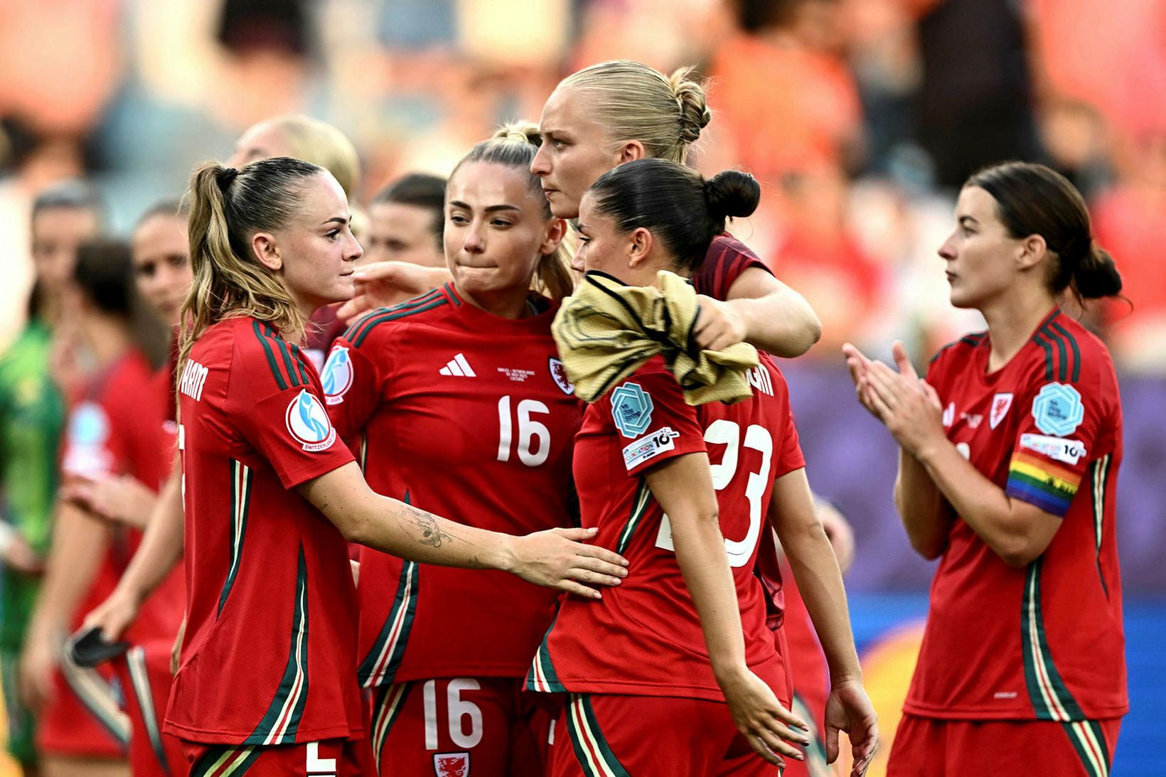 Leikmenn velska liðsins svekktir eftir tap fyrir Hollandi í fyrsta …