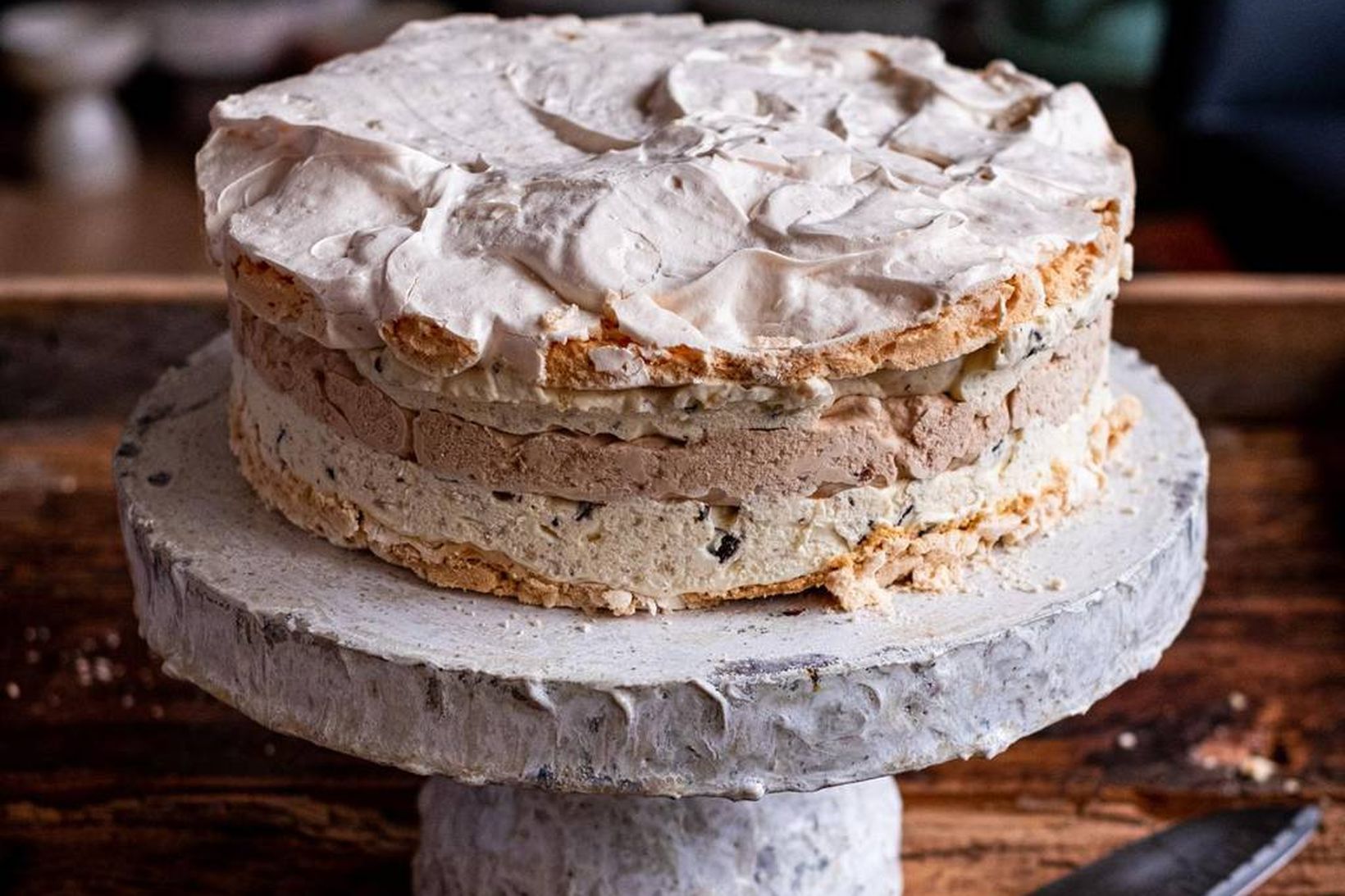 Bjarni Viðar Sigurðsson leirlistamaður gerir ávallt þessa nougat-ístertu með marens …