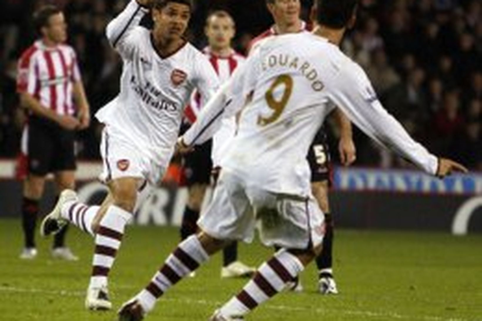 Denilson fagnar eftir að hafa komið Arsenal í 3:0 gegn …