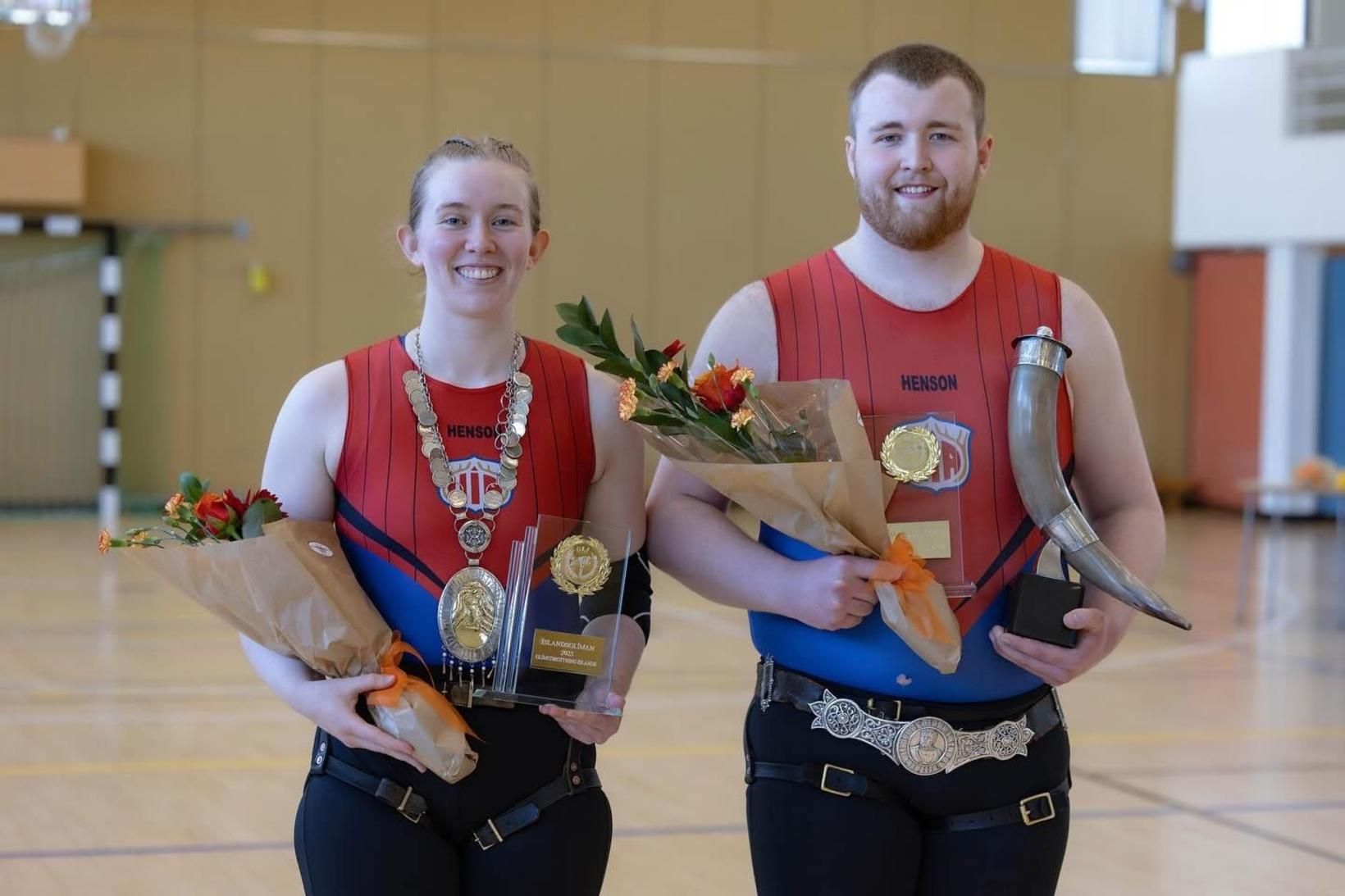 Kristín Embla Guðjónsdóttir og Hákon Gunnarsson með Freyjumenið og Grettisbeltið.