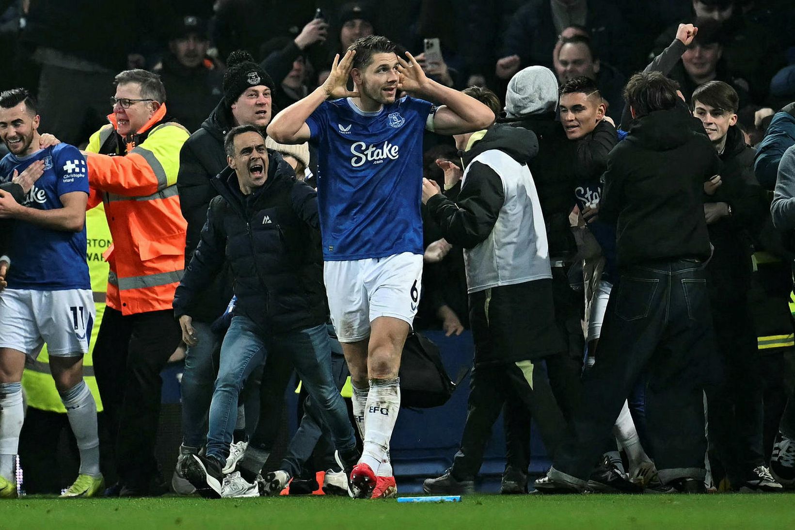 James Tarkowski fagnar jöfnunarmarki sínu í kvöld.