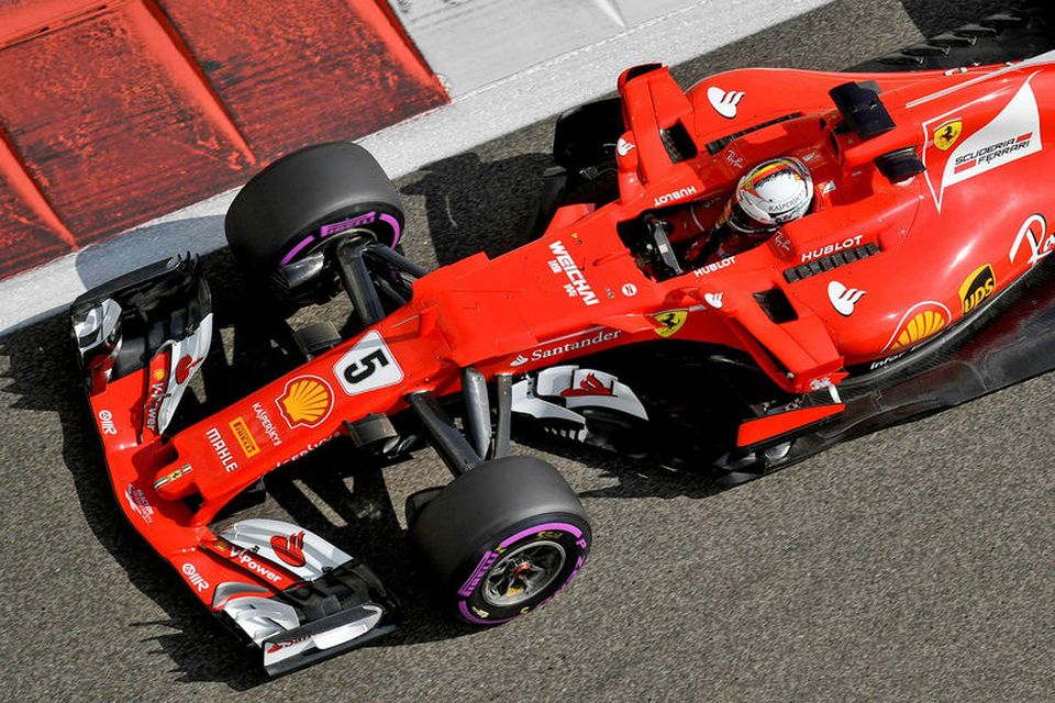 Sebastian Vettel á ferð á æfingunni íAbu Dhabi.