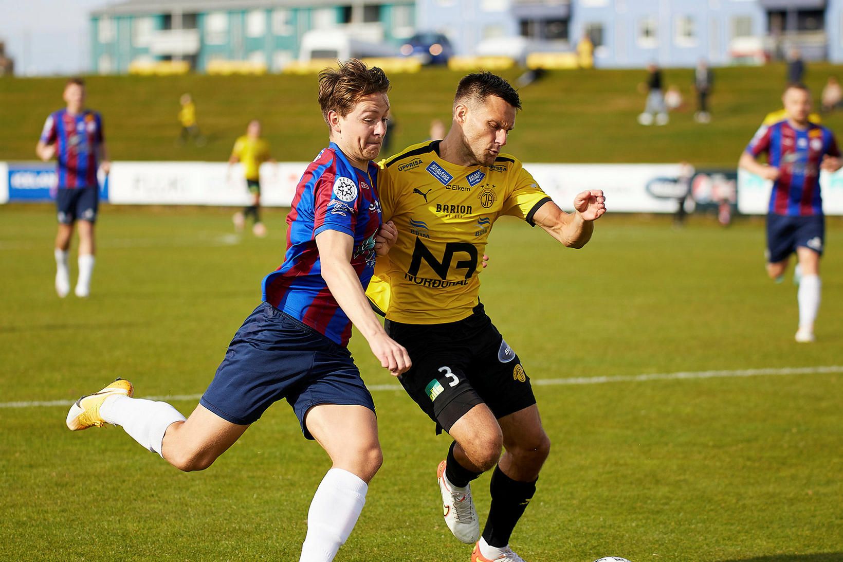 Róbert Hauksson, Leikni og Johannes Björn Vall, ÍA berjast um …