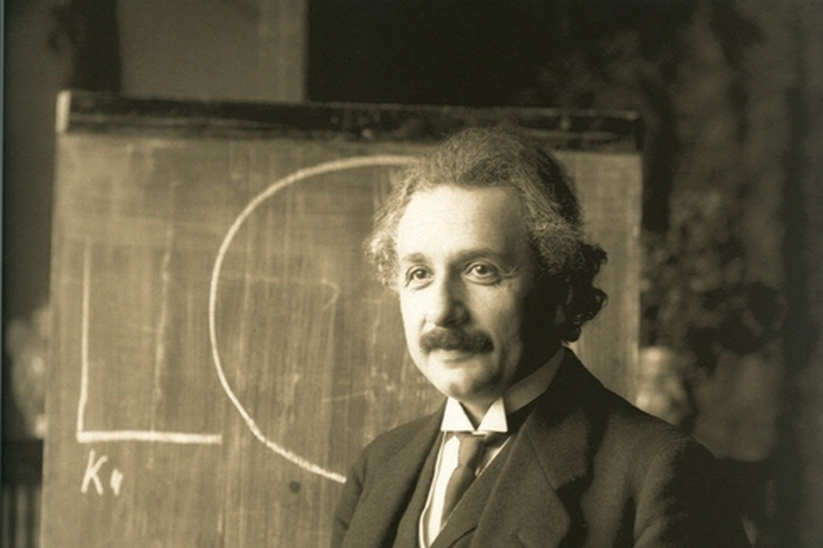 Albert Einstein þróaði almennu afstæðiskenninguna sem er ein af undirstöðum …